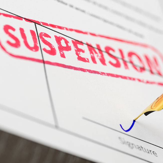 Suspendierung und Mitteilungspflicht